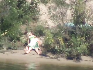Timide et excitée fille chevauche la bite sur la rivière couple fille manèges