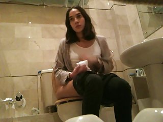 Regarder du porno vieux pervers caché cam wc invité caché toilettes