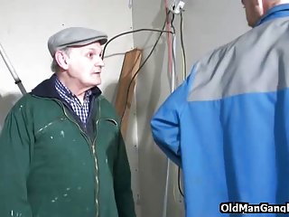 Russe video porno flics fou trio au travail, au travail de fou