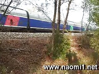 Regardez réel de porno en ligne naomi1 fellation sur un côté de la route de l'exposition nu