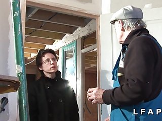 Mature francaise grave sodomisee dans un gangbang avec papy