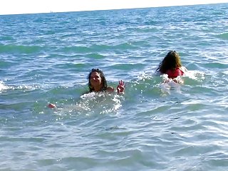 Regarder du porno mère et fils de charlotte et nathalie à la plage nathalie